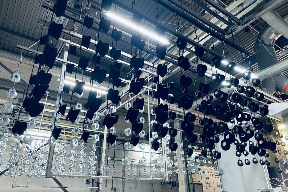 Schwarz pulverbeschichtetes Bauteil