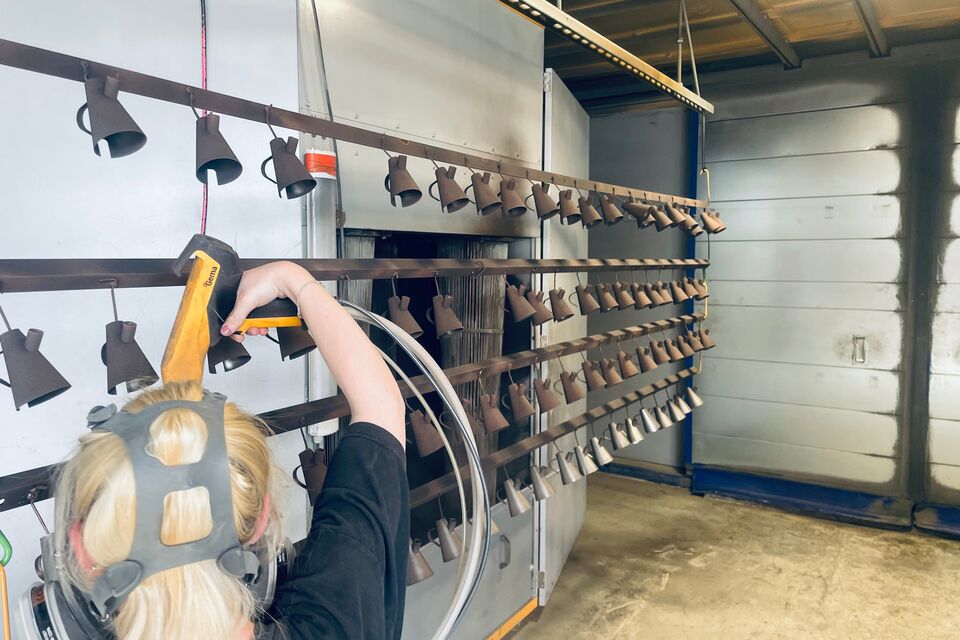 Kanne Pulverbeschichtung vor Einfahrt Einbrennofen