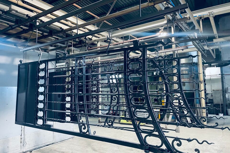 Schwarz pulverbeschichtetes Flügeltor