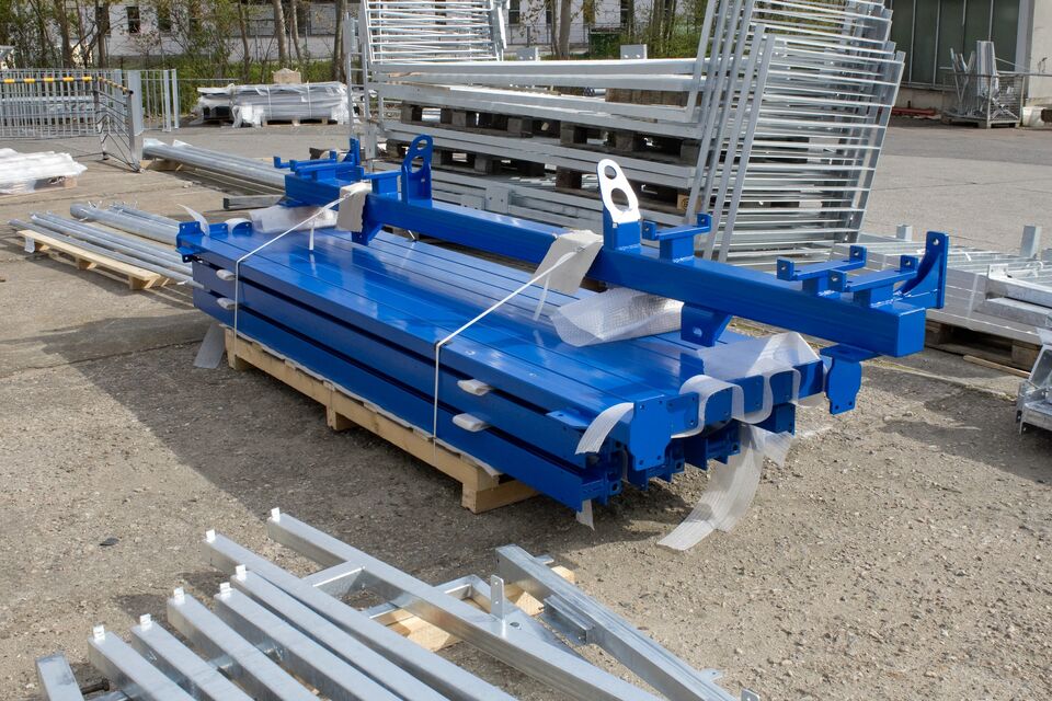 Pulverbeschichtetes Grossbauteil Stahl blau