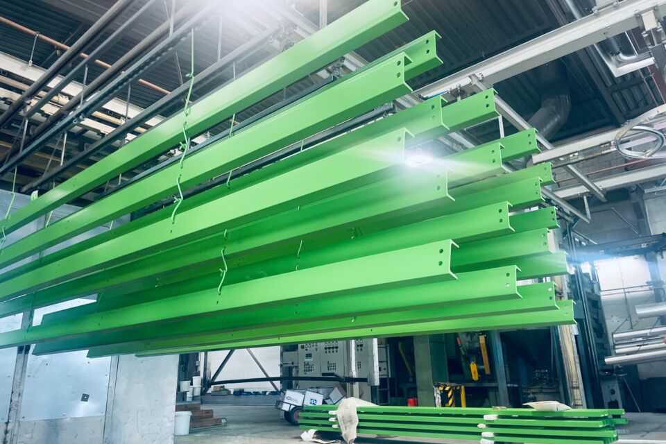 Stahltraeger Pulverbeschichtung grün Einbrennofen
