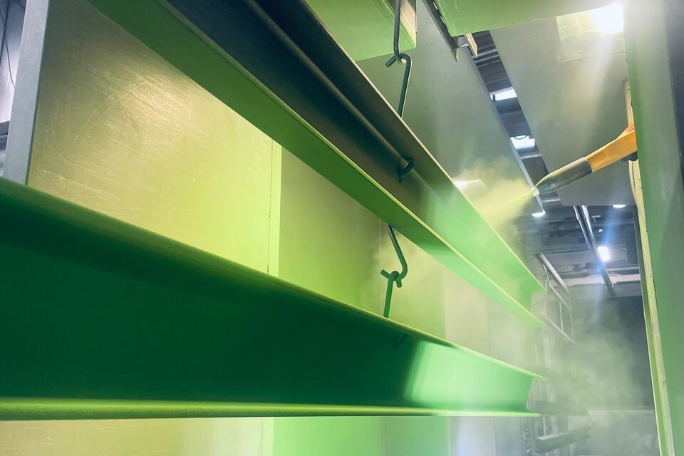 Stahltraeger Pulverbeschichtung grün Pulverkabine