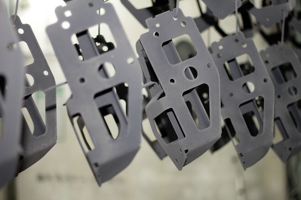 Pulverbeschichtetes Bauteil vor dem Einbrennen