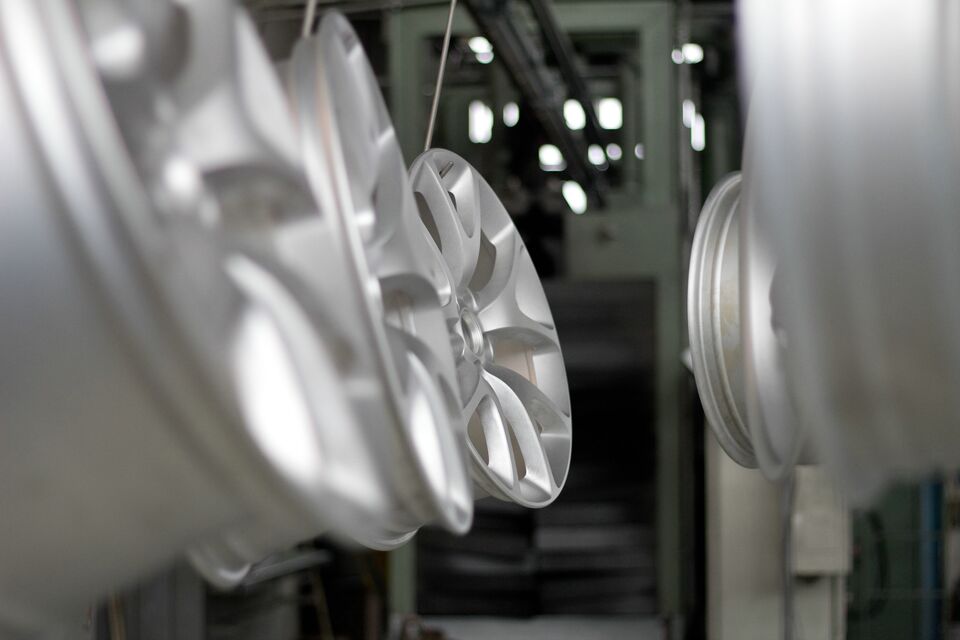 Pulverbeschichtung Felgen vor der Einfaht in den Einbrennofen