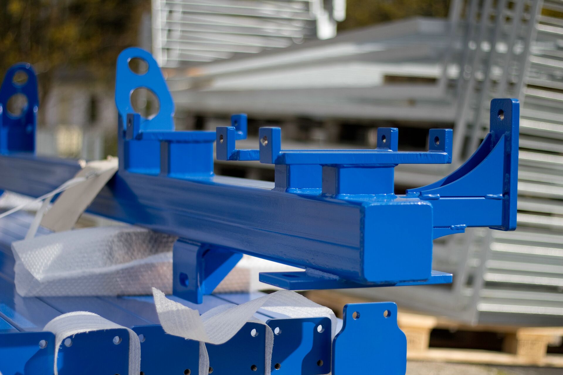 Pulverbeschichtetes Grossbauteil Stahl blau Nahaufnahme