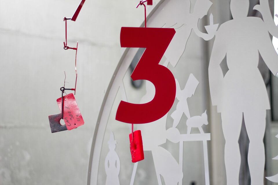 Pulverbeschichtete Hausnummer mit Schwibbogen